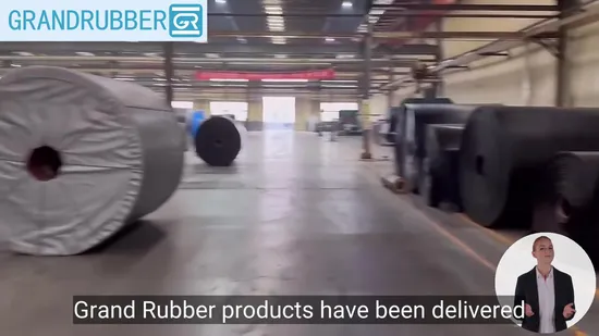 Sistema transportador industrial con banda de caucho resistente al calor para arena y piedra.
